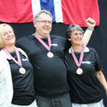 Kurt-Ove var tydelig fornøyd med gullet i mixlag. Gunn, Kurt-Ove og Anne-Lill mottok sine velfortjente gullmedaljer dag 5. Eskil