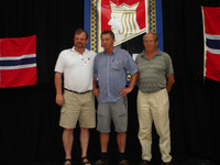 Fra venstre Helge Stanghelle, Arnold Digre med stormesternål og Knut Koppang med stormesternål med krans