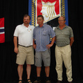 Fra venstre Helge Stanghelle, Arnold Digre med stormesternål og Knut Koppang med stormesternål med krans